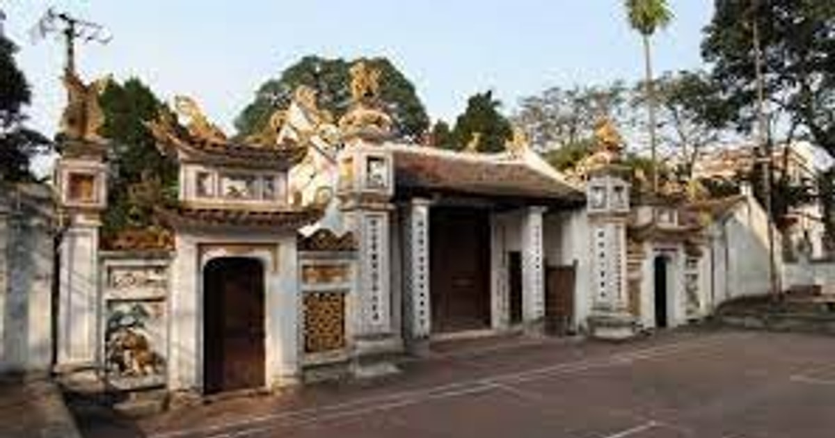 Đình Hoa Xá- Thôn Tả Thanh Oai thờ thờ Thành hoàng làng là Vua Lê Đại Hành và Đô hồ phu nhân (Bà chúa Hến)
