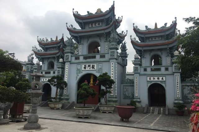 Chùa Quỳnh Đô tên chữ là Bạch Minh tự, hay Linh Thông tự, nằm ở phía đông của thôn Quỳnh Đô