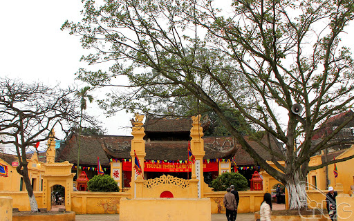 Đình Vĩnh Ninh - thôn Vĩnh Ninh là ngôi đình đặc biệt vì thờ tam vị thành hoàng làng
