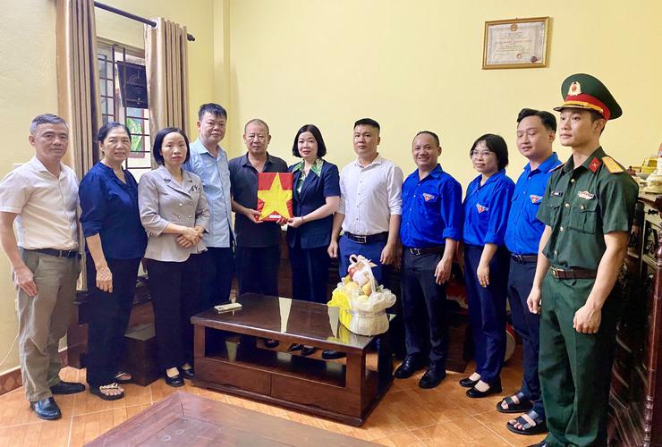 ĐOÀN THANH NIÊN XÃ ĐẠI THANH TỔ CHỨC TRAO TẶNG DI ẢNH PHỤC DỰNG LIỆT SĨ NHÂN KỶ NIỆM 79 NĂM NGÀY THƯƠNG BINH - LIỆT SĨ