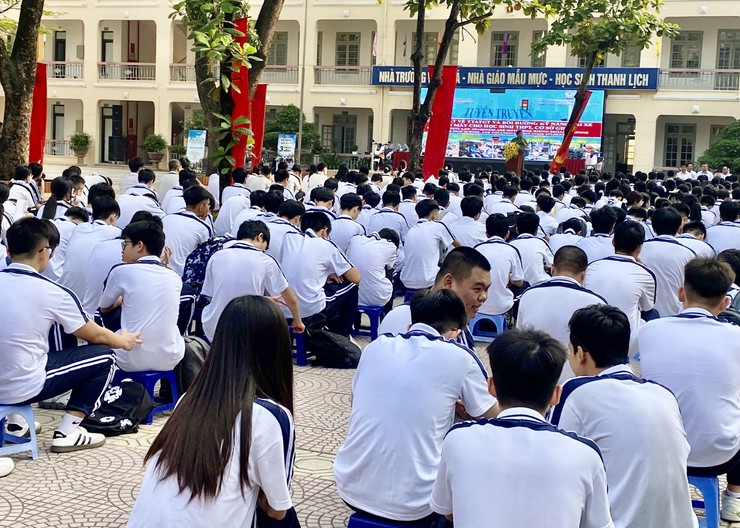 TUYÊN TRUYỀN PHÁP LUẬT, AN TOÀN GIAO THÔNG CHO HỌC SINH TRƯỜNG THPT NGÔ THÌ NHẬM XÃ ĐẠI THANH - Ảnh 3.