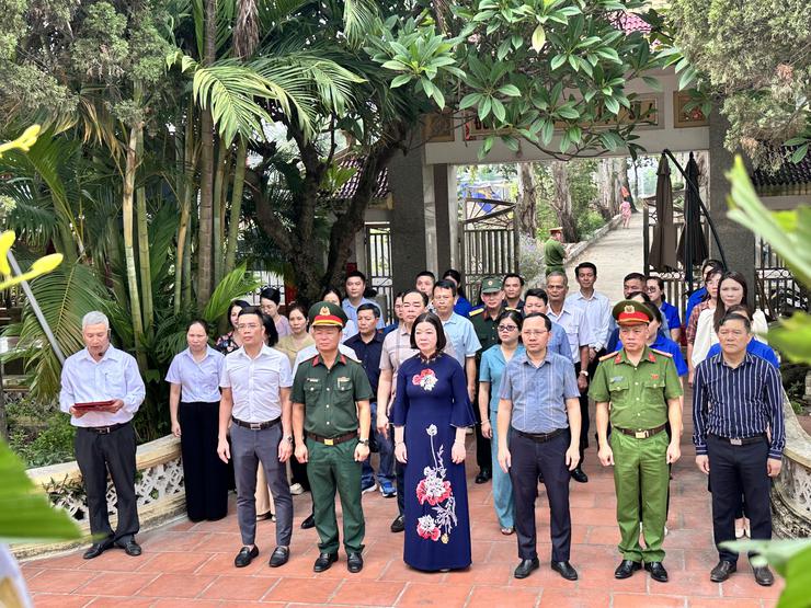 Xã Đại Thanh tổ chức lễ dâng hương, dâng hoa tri ân các anh hùng liệt sĩ- Ảnh 2.