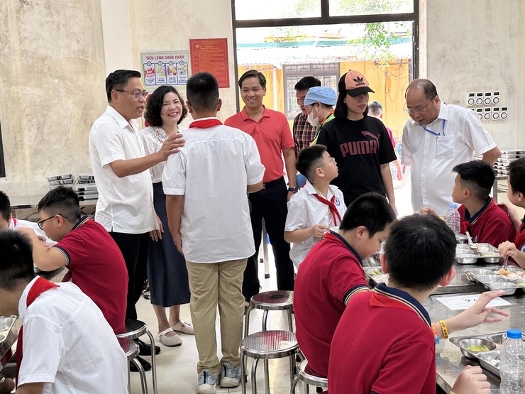 XÃ ĐẠI THANH KIỂM TRA ĐỘT XUẤT BỮA ĂN BÁN TRÚ TẠI CÁC TRƯỜNG HỌC - Ảnh 4.