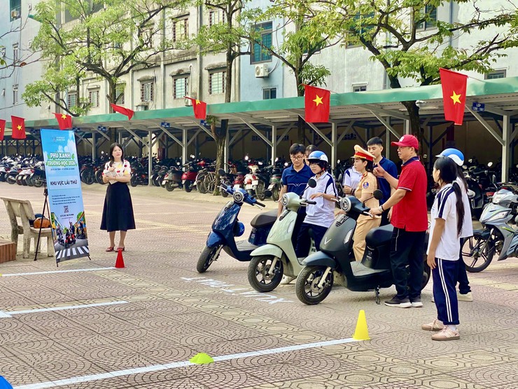 TUYÊN TRUYỀN PHÁP LUẬT, AN TOÀN GIAO THÔNG CHO HỌC SINH TRƯỜNG THPT NGÔ THÌ NHẬM XÃ ĐẠI THANH - Ảnh 6.