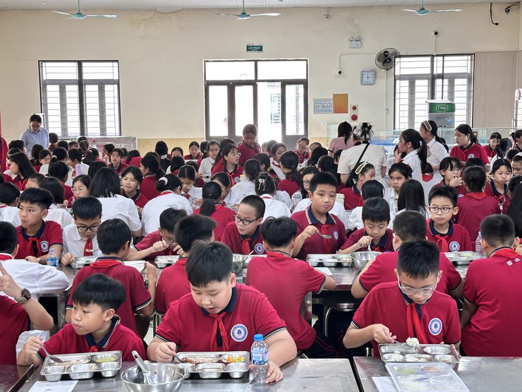 XÃ ĐẠI THANH KIỂM TRA ĐỘT XUẤT BỮA ĂN BÁN TRÚ TẠI CÁC TRƯỜNG HỌC - Ảnh 2.