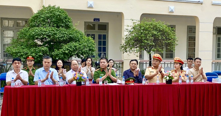TUYÊN TRUYỀN PHÁP LUẬT, AN TOÀN GIAO THÔNG CHO HỌC SINH TRƯỜNG THPT NGÔ THÌ NHẬM XÃ ĐẠI THANH - Ảnh 2.