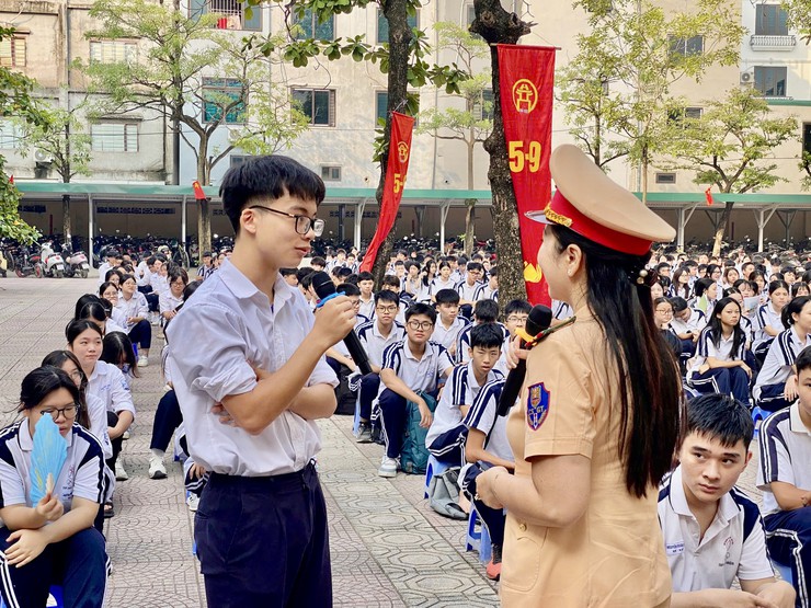 TUYÊN TRUYỀN PHÁP LUẬT, AN TOÀN GIAO THÔNG CHO HỌC SINH TRƯỜNG THPT NGÔ THÌ NHẬM XÃ ĐẠI THANH - Ảnh 4.