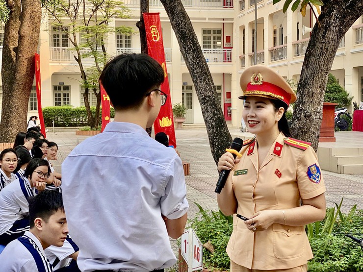 TUYÊN TRUYỀN PHÁP LUẬT, AN TOÀN GIAO THÔNG CHO HỌC SINH TRƯỜNG THPT NGÔ THÌ NHẬM XÃ ĐẠI THANH - Ảnh 5.