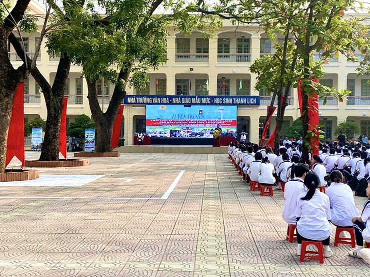 TUYÊN TRUYỀN PHÁP LUẬT, AN TOÀN GIAO THÔNG CHO HỌC SINH TRƯỜNG THPT NGÔ THÌ NHẬM XÃ ĐẠI THANH - Ảnh 1.