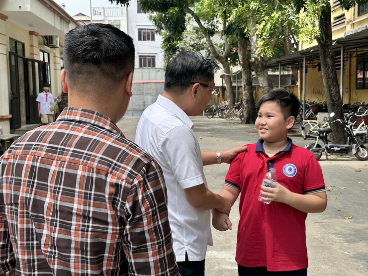 XÃ ĐẠI THANH KIỂM TRA ĐỘT XUẤT BỮA ĂN BÁN TRÚ TẠI CÁC TRƯỜNG HỌC - Ảnh 1.